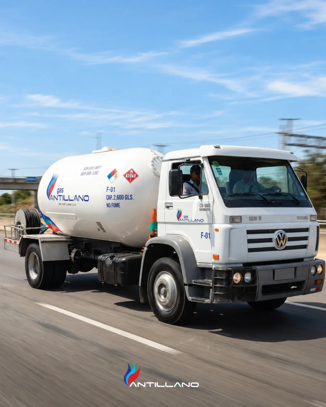 Camión cisterna Gas Antillano F-01 en movimiento