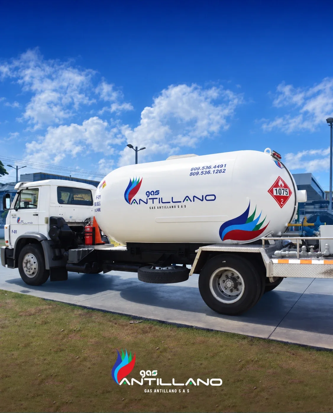 Camión cisterna de Gas Antillano estacionado bajo cielo azul